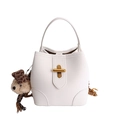 Borsa a secchiello bianca minimalista con fibbia dorata e ciondolo orsetto plush - bianco avorio con ciondolo