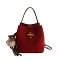 Borsa a secchiello rossa in pelle opaca con chiusura a scatto e ciondolo a orsetto - rosso con ciondolo