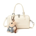Sac à main Boston chic en cuir beige avec breloque ours mignon et détails de fermeture - Avec Pendentif / Blanc Cassé