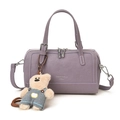 Sac à main en cuir violet avec double zip, surpiqûres blanches et pendentif ours en peluche - Avec Pendentif / Violet