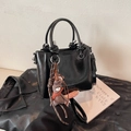 Bolso de cubo mini de charol negro con colgante de oso y correa de bandolera - Negro