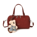 Sac à main rouge foncé tendance avec breloque ours en peluche et texture cuir - Avec Pendentif / Rouge