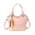 Bolso tipo cubo rosa con textura lichi, colgante de madera y bandolera - Rosa