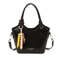 Bolso cubo minimalista de charol negro con colgante de cuentas de madera y bandolera - Negro