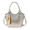 Bolso tipo cubo plateado metalizado con nudos laterales y colgantes de cuentas - Plateado