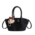 Bolso cubo minimalista de ante negro con un elegante colgante de peluche - Negro