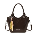 Bolso cubo de charol marrón chocolate con textura brillante y colgantes de cuentas - Marrón