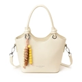 Sac seau chic en cuir beige avec poignée, bandoulière et pendentif en perles colorées - Blanc