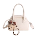 Cremeweiße Boston Tasche mit Lychee Textur, süßem Teddybär Anhänger und Silber-Hardware - Mit Anhänger / Weiß