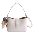 Schicke cremeweiße Falten-Schultertasche mit Teddybär-Anhänger und Schnallendetail - Mit Anhänger / Weiß
