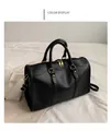 Detailansicht der schwarzen Kunstleder-Tasche mit goldener Hardware und Reißverschluss - Schwarz