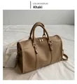 Detailansicht der khakifarbenen Boston-Tasche aus mattem Leder mit goldenem Reißverschluss - Khaki