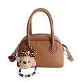 Braune Crossbody-Tasche aus Leder mit runden Griffen und Plüschbär-Charm-Dekoration - Mit Anhänger / Braun