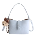 Hellblaue Handtasche aus PU-Leder in Faltenoptik mit Schultergurt und Plüschanhänger - Mit Anhänger / Blau