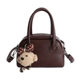Dunkelbraune Mini-Boston-Tasche aus Kieselleder mit Bärenanhänger und Schultergurt - Mit Anhänger / Braun