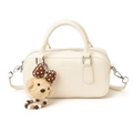 Sac bowling vintage crème avec bandoulière et breloque en forme d'ours en peluche - Blanc Cassé