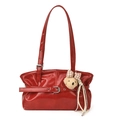 Bolso de hombro rojo brillante plisado con colgante de oso y hebilla plateada - Con Colgante / Rojo