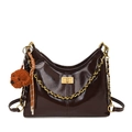 Bolso de hombro marrón oscuro brillante con cadena dorada y colgante de oso de peluche - Con Colgante / Marrón / Grande