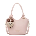 Borsa a secchiello rosa con trama a litchi, ciondolo a orsetto e finiture dorate - Con Ciondolo / Rosa