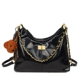 Bolso de hombro de cuero negro con cadena dorada y colgante de osito de peluche marrón - Con Colgante / Negro / Grande