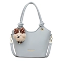 Borsa a secchiello azzurra in pelle grana litchi con ciondolo di peluche e tracolla - Con Ciondolo / Blu