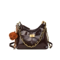 Bolso bandolera de charol marrón oscuro con cadena dorada y un accesorio de colgante perrito - Con Colgante / Marrón / Pequeño