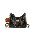 Bolso de hombro negro brillante con cadena dorada y colgante de perro de peluche - Con Colgante / Negro / Pequeño