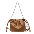 Borsa a secchiello trapuntata marrone caramello con catena e ciondolo di peluche - Con Ciondolo / Marrone