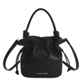 Schwarze Bucket-Bag mit Falten, weißem Schriftzug und Knotengriff vor weißem Hintergrund - Schwarz