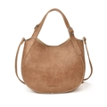 Bolso saco de media luna color caramelo con correa ajustable y doble asa superior - Caqui