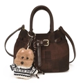 Mini borsa a secchiello marrone scuro intrecciata con tracolla e ciondolo a orsetto - Caffè (Con Pendente)