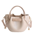 Borsa a secchiello beige con coulisse in ecopelle lucida e tracolla regolabile - Cachi