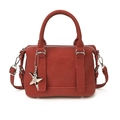 Sac bowling rouge foncé en similicuir avec pendentif étoile et bandoulière - Avec Pendentif / Rouge