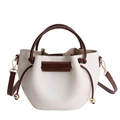 Elegante borsa a secchiello crema e marrone con tracolla regolabile e cordoncino - Bianco