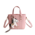 Rosa Eimer-Handtasche aus Leder mit weißem Pferdeanhänger und Umhängeriemen - Rosa