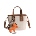 Beige gewebte Beuteltasche mit braunem Lederbesatz und orangefarbenem Pferdeanhänger - Weiß & Khaki
