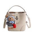Sac seau vintage crème avec motif litchi, pendentif ours en peluche et fermoir argenté - Sans Pendentif / Blanc
