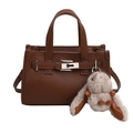 Braune Kelly-Tasche aus Leder mit Litschistruktur, Silber-Hardware und Plüsch-Hase - Mit Anhänger / Braun
