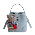 Sac seau bleu clair à texture litchi avec charm ours en peluche et fermoir pivotant - Sans Pendentif / Bleu