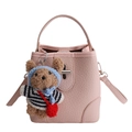 Détail du sac seau rose texturé litchi avec pendentif en peluche ours habillé mignon - Sans Pendentif / Rose