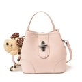 Borsa a secchiello rosa con manico superiore e simpatico ciondolo a forma di orso - Con Ciondolo / Rosa