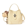 Borsa a secchiello in pelle crema con chiusura a scatto argento e ciondolo orso - Con Ciondolo / Bianco Sporco