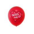 Roter Valentinstag-Latexballon mit Kiss Me Text und rosa Lippenstift-Abdrücken - Rotes Herz (Kiss Me)