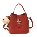 Elegante borsa a secchiello rosso opaco con tracolla regolabile e ciondolo a forma di cucciolo - Con Ciondolo / Rosso
