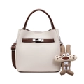 Weiße Beuteltasche mit braunen Henkeln, Litchi-Prägung und süßem Hasen-Anhänger - Mit Anhänger / Kaffeebraun