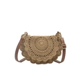 Handgefertigte khakifarbene Stroh-Satteltasche mit Wellenrand und verstellbarem Lederriemen - Khaki