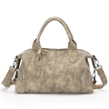Retro Boston Handtasche in Grau mit breitem Stoffriemen und Tragegriffen - Vintage Matte Style / Grau