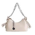 Detalle de bolso media luna en cuero sintético crema con cadena plateada y correa ajustable - Blanco