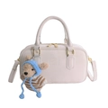 Sac à main Boston beige avec détails dorés et breloque ours, style bandoulière chic - Avec Pendentif / Blanc