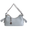 Detalle del bolso medialuna con asa de cadena plateada y colgante metálico redondo - Azul Claro